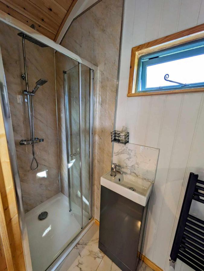 Romantic Nature Retreat, Luxury Glamping & Stargazing Views - Dragonfly Shepherd Hut Yarpole Экстерьер фото