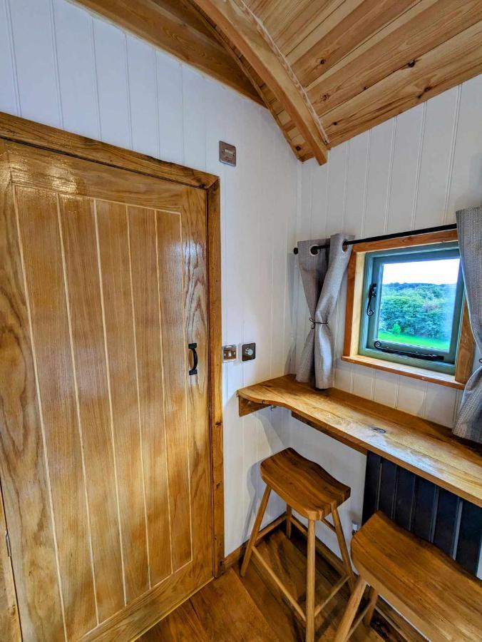 Romantic Nature Retreat, Luxury Glamping & Stargazing Views - Dragonfly Shepherd Hut Yarpole Экстерьер фото