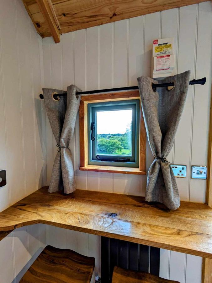 Romantic Nature Retreat, Luxury Glamping & Stargazing Views - Dragonfly Shepherd Hut Yarpole Экстерьер фото