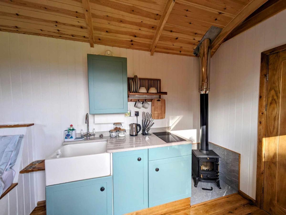 Romantic Nature Retreat, Luxury Glamping & Stargazing Views - Dragonfly Shepherd Hut Yarpole Экстерьер фото