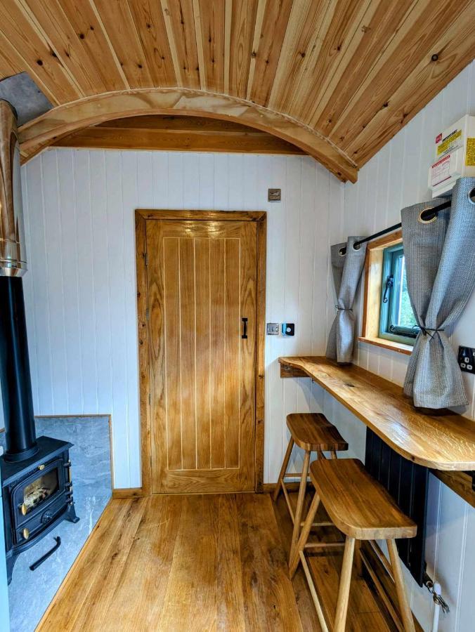 Romantic Nature Retreat, Luxury Glamping & Stargazing Views - Dragonfly Shepherd Hut Yarpole Экстерьер фото