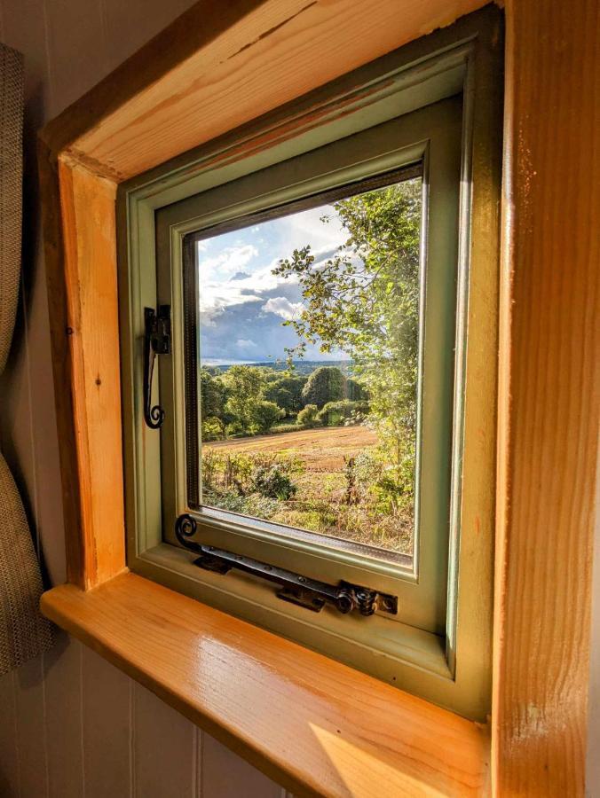 Romantic Nature Retreat, Luxury Glamping & Stargazing Views - Dragonfly Shepherd Hut Yarpole Экстерьер фото