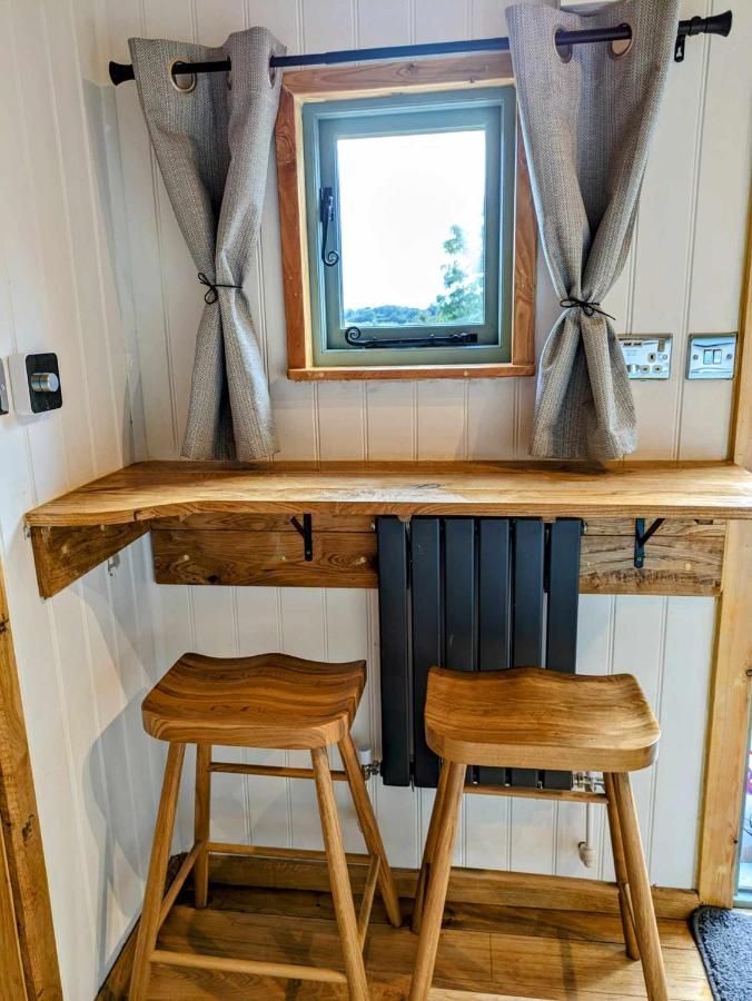 Romantic Nature Retreat, Luxury Glamping & Stargazing Views - Dragonfly Shepherd Hut Yarpole Экстерьер фото
