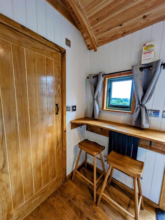 Romantic Nature Retreat, Luxury Glamping & Stargazing Views - Dragonfly Shepherd Hut Yarpole Экстерьер фото