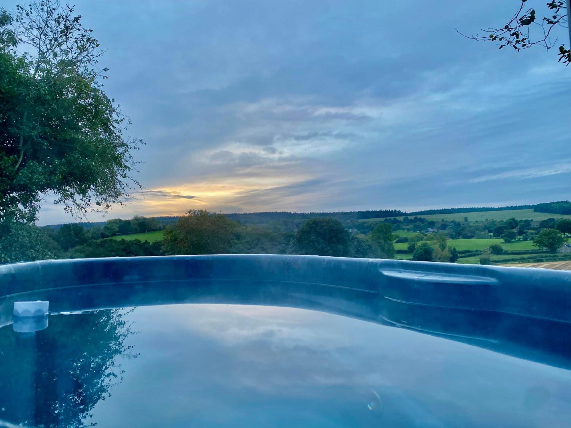 Romantic Nature Retreat, Luxury Glamping & Stargazing Views - Dragonfly Shepherd Hut Yarpole Экстерьер фото