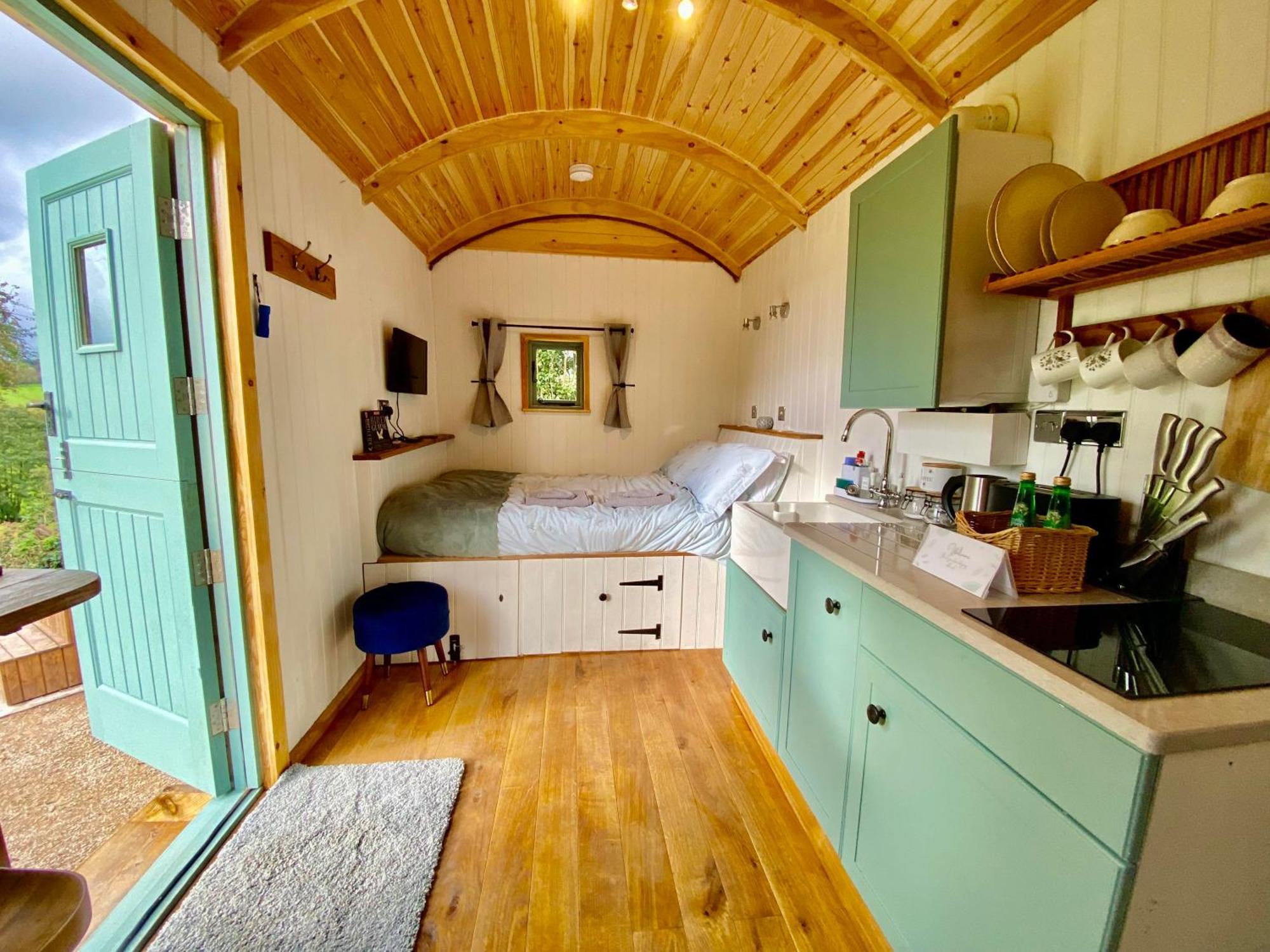Romantic Nature Retreat, Luxury Glamping & Stargazing Views - Dragonfly Shepherd Hut Yarpole Экстерьер фото