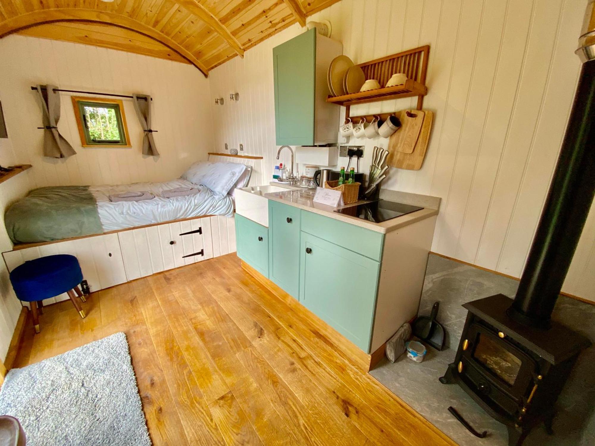 Romantic Nature Retreat, Luxury Glamping & Stargazing Views - Dragonfly Shepherd Hut Yarpole Экстерьер фото