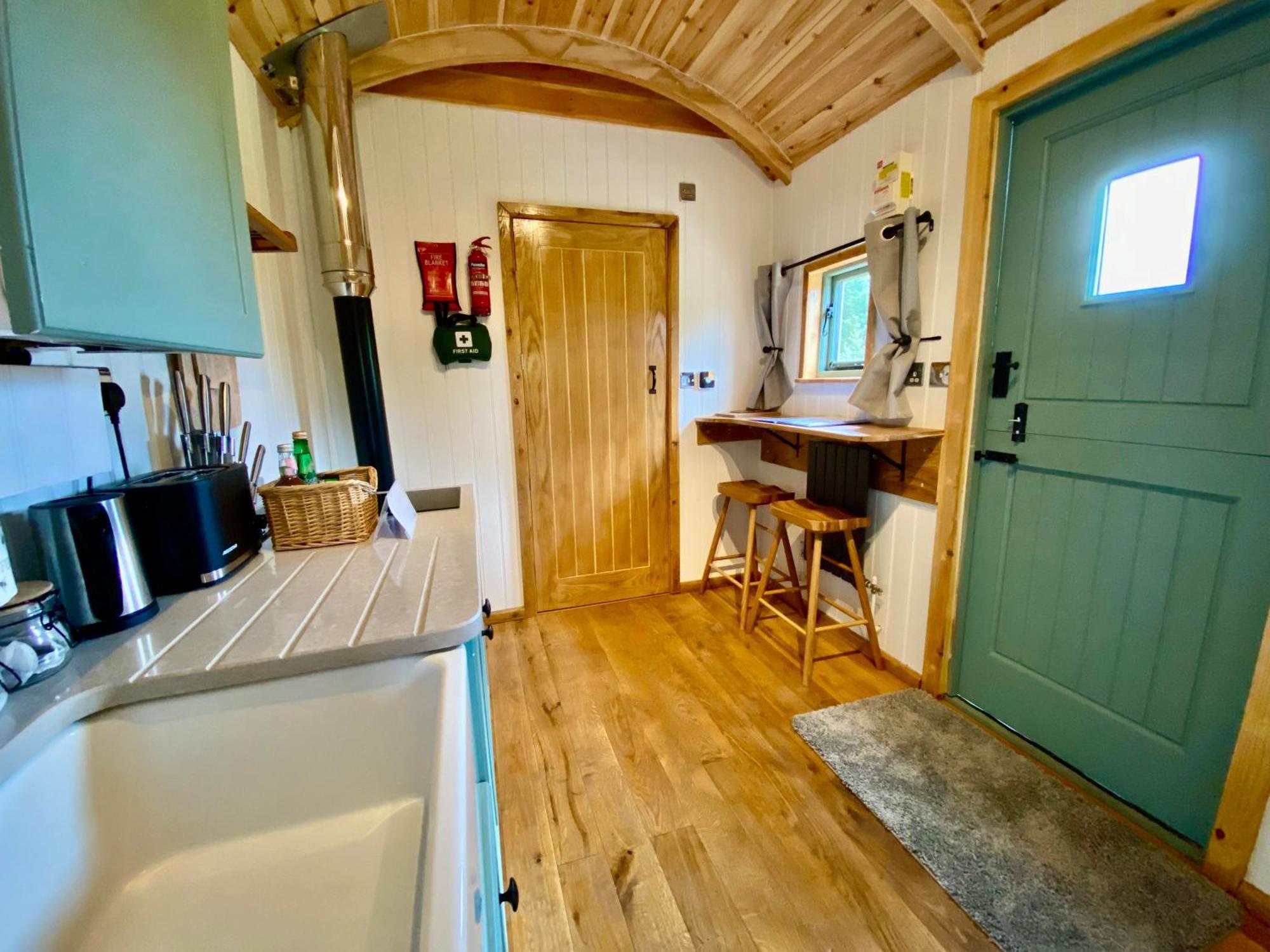 Romantic Nature Retreat, Luxury Glamping & Stargazing Views - Dragonfly Shepherd Hut Yarpole Экстерьер фото