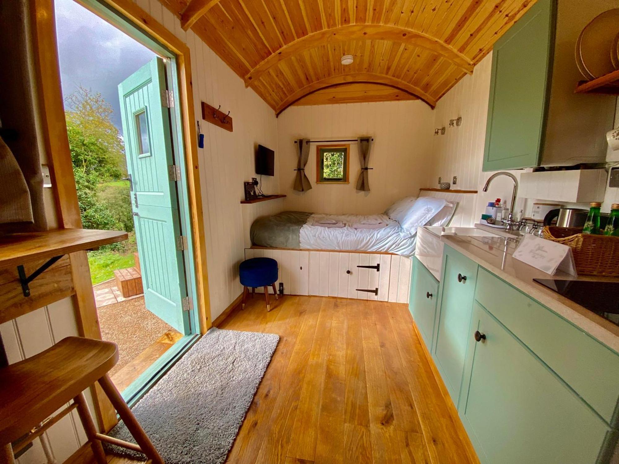 Romantic Nature Retreat, Luxury Glamping & Stargazing Views - Dragonfly Shepherd Hut Yarpole Экстерьер фото
