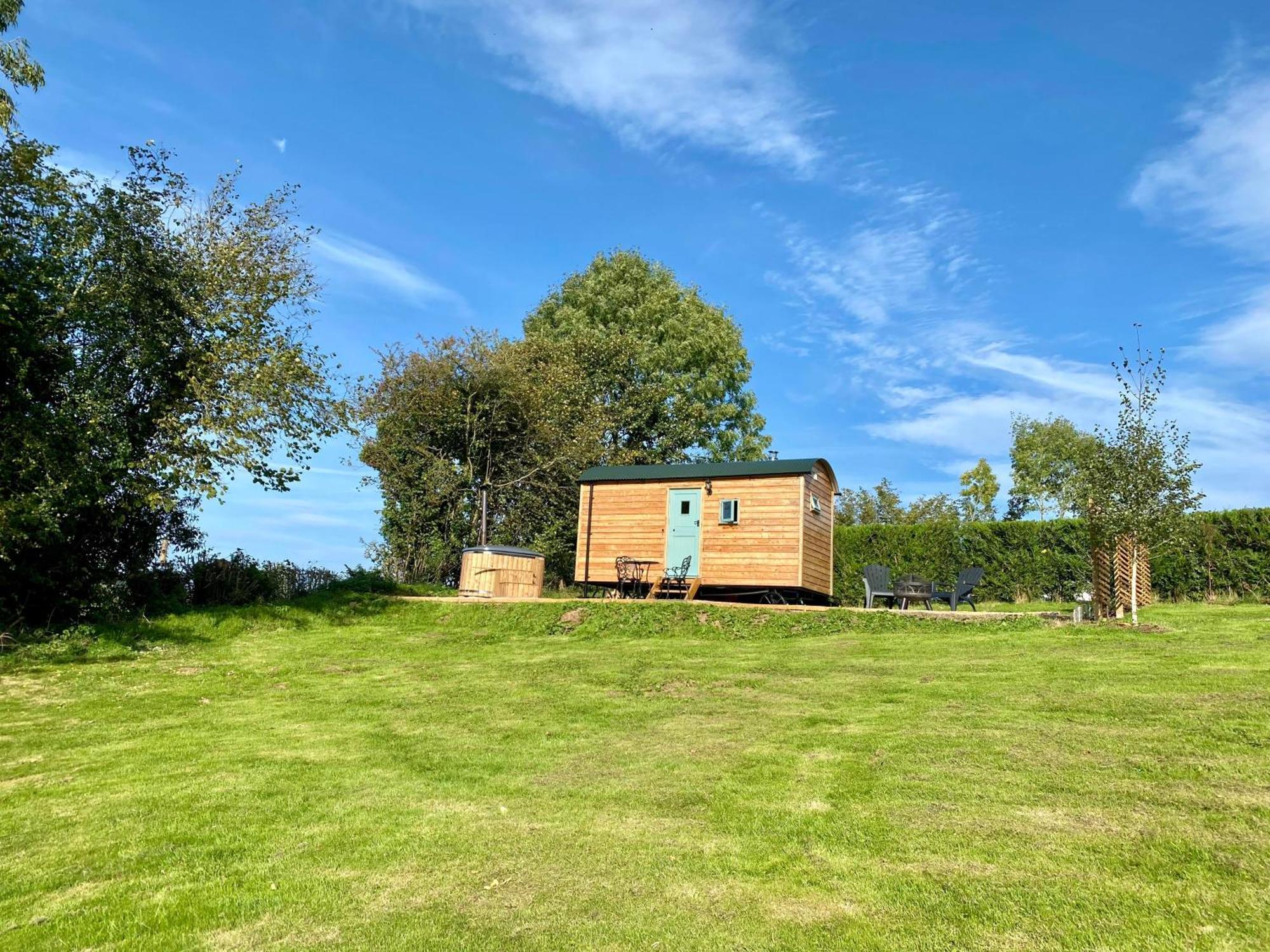 Romantic Nature Retreat, Luxury Glamping & Stargazing Views - Dragonfly Shepherd Hut Yarpole Экстерьер фото