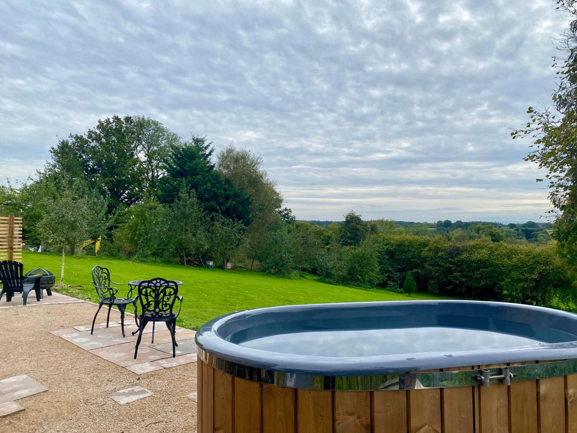 Romantic Nature Retreat, Luxury Glamping & Stargazing Views - Dragonfly Shepherd Hut Yarpole Экстерьер фото