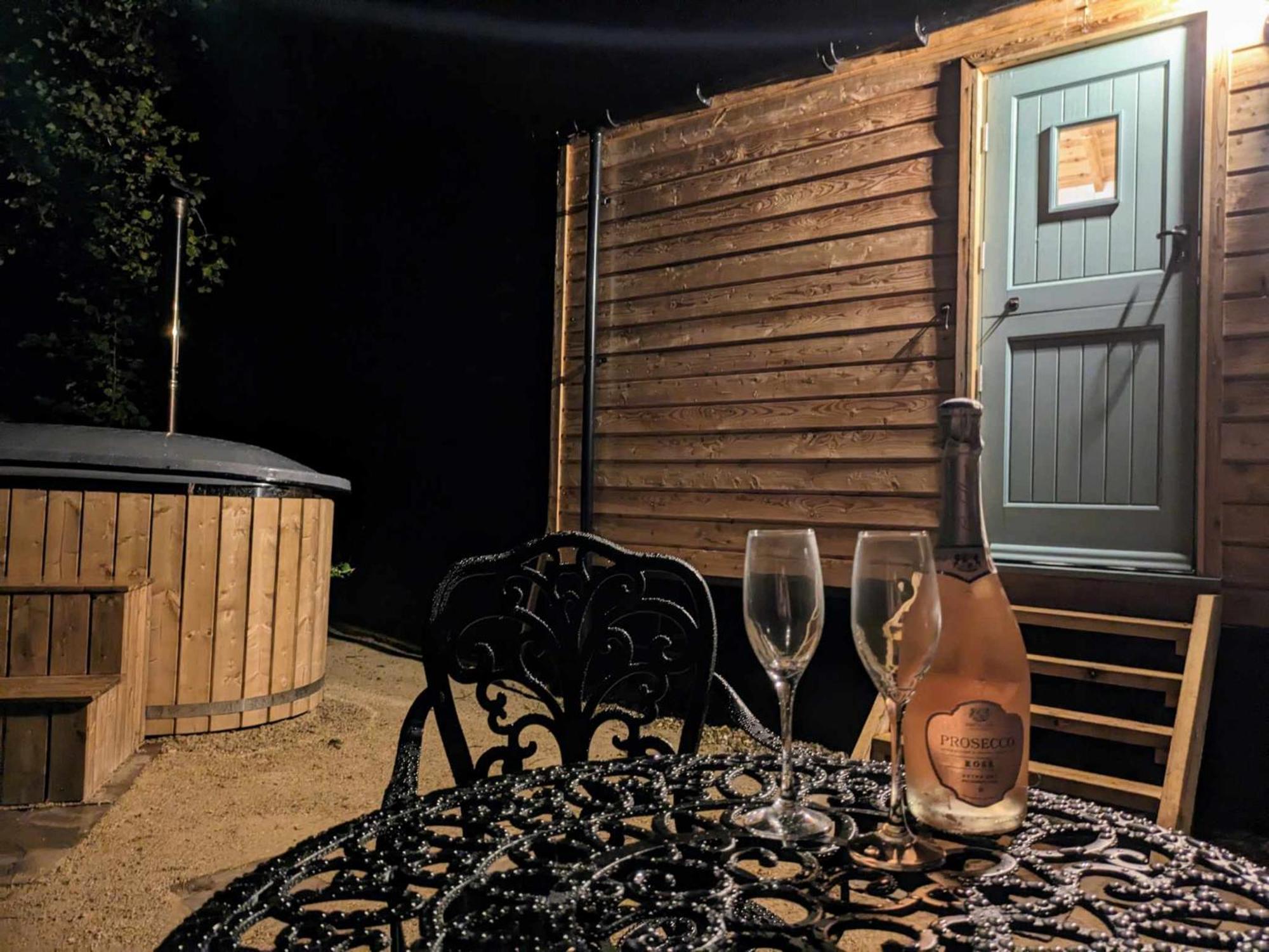 Romantic Nature Retreat, Luxury Glamping & Stargazing Views - Dragonfly Shepherd Hut Yarpole Экстерьер фото
