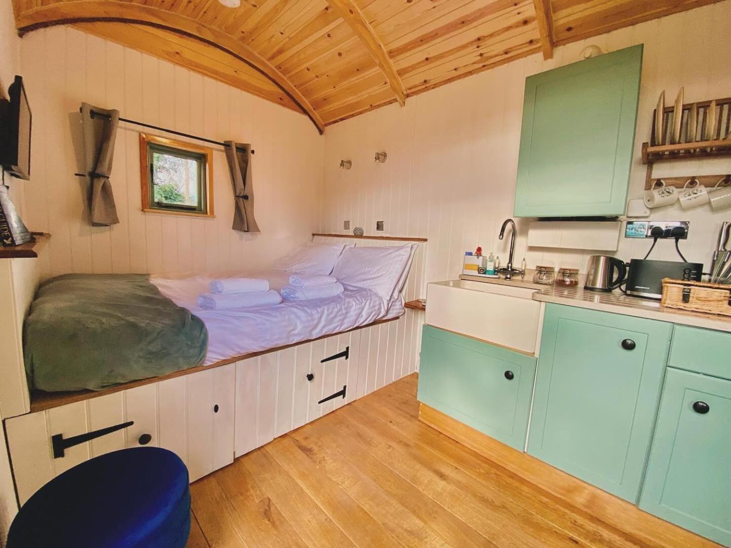 Romantic Nature Retreat, Luxury Glamping & Stargazing Views - Dragonfly Shepherd Hut Yarpole Экстерьер фото
