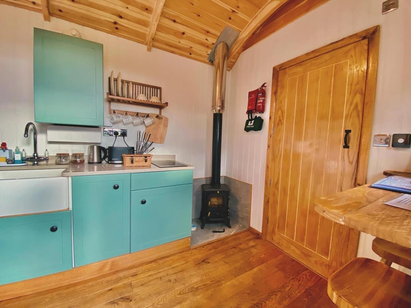 Romantic Nature Retreat, Luxury Glamping & Stargazing Views - Dragonfly Shepherd Hut Yarpole Экстерьер фото
