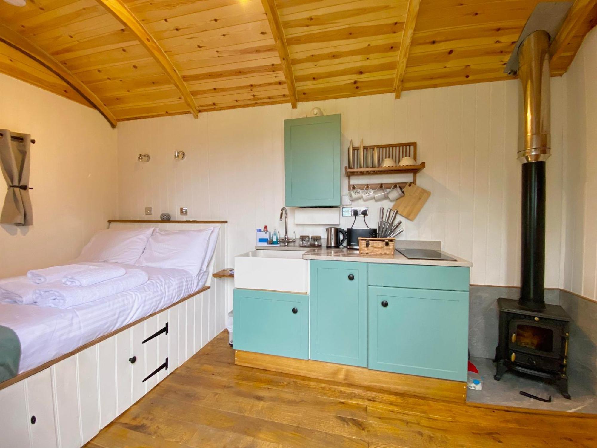Romantic Nature Retreat, Luxury Glamping & Stargazing Views - Dragonfly Shepherd Hut Yarpole Экстерьер фото