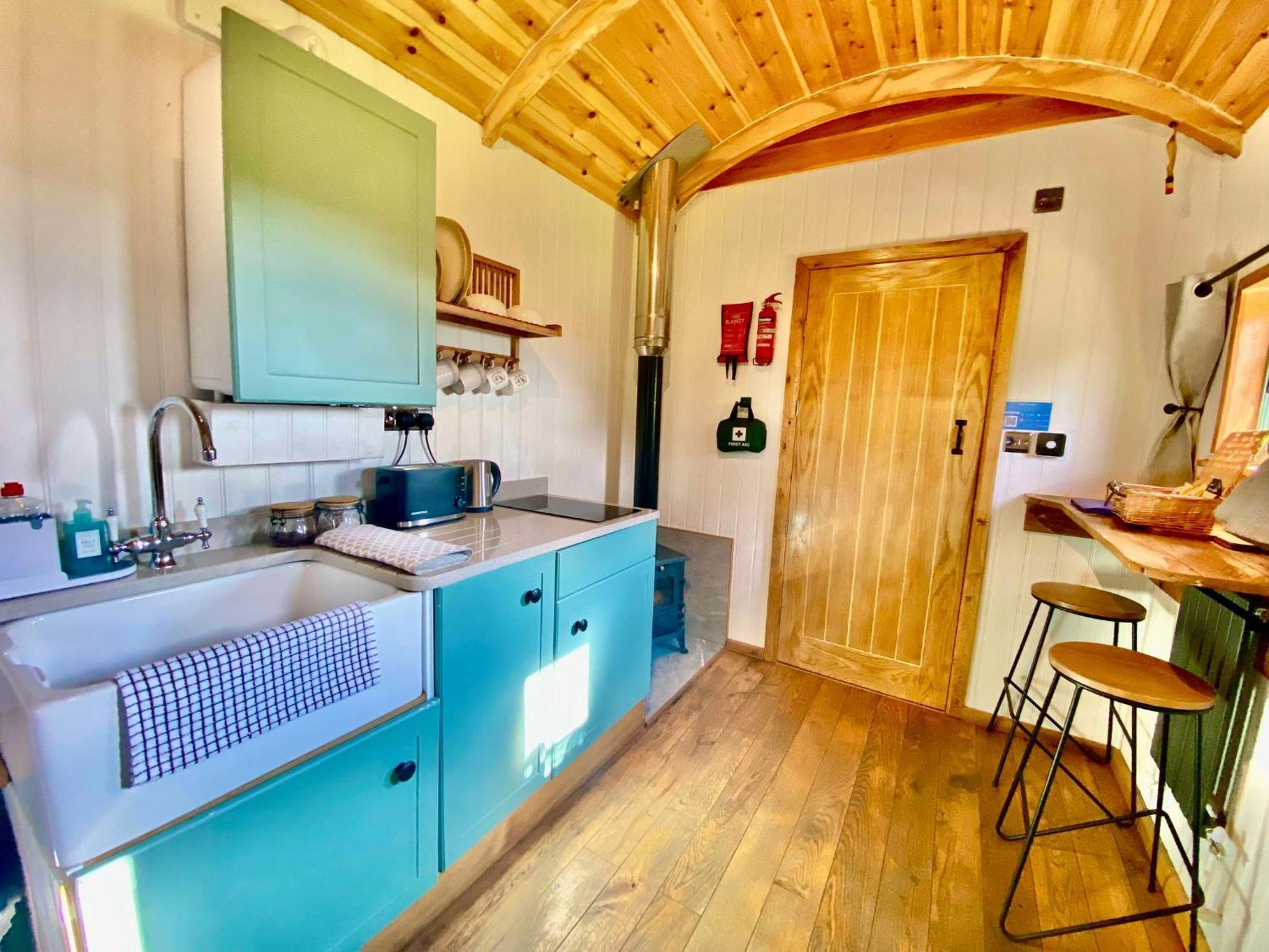Romantic Nature Retreat, Luxury Glamping & Stargazing Views - Dragonfly Shepherd Hut Yarpole Экстерьер фото