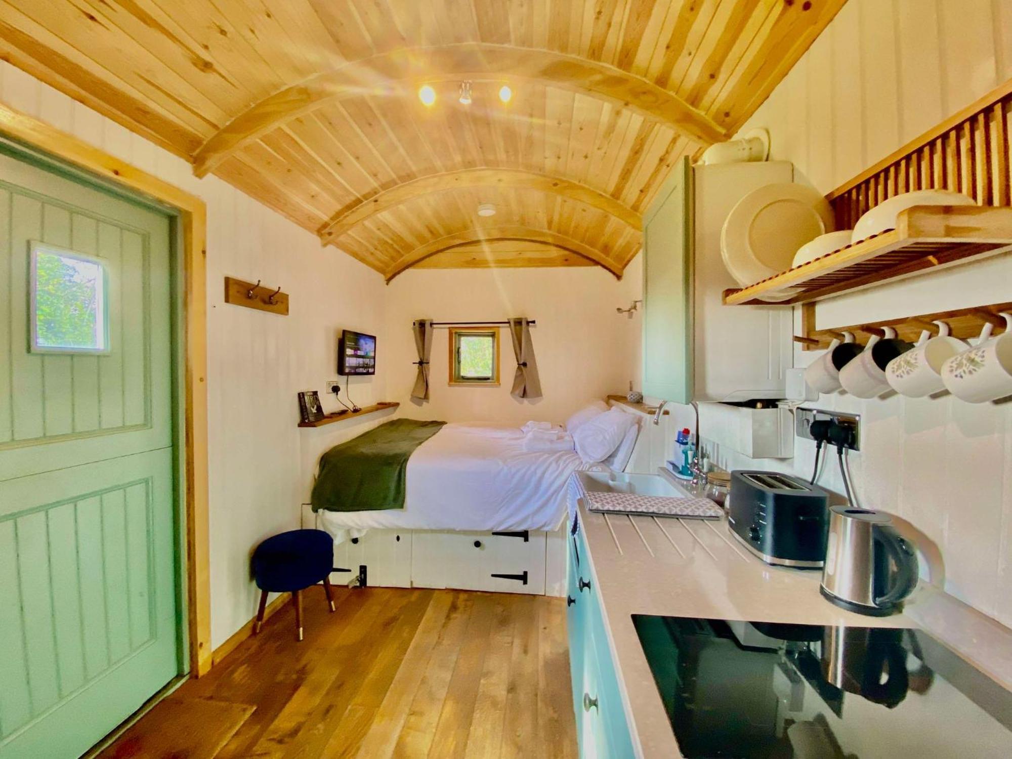 Romantic Nature Retreat, Luxury Glamping & Stargazing Views - Dragonfly Shepherd Hut Yarpole Экстерьер фото